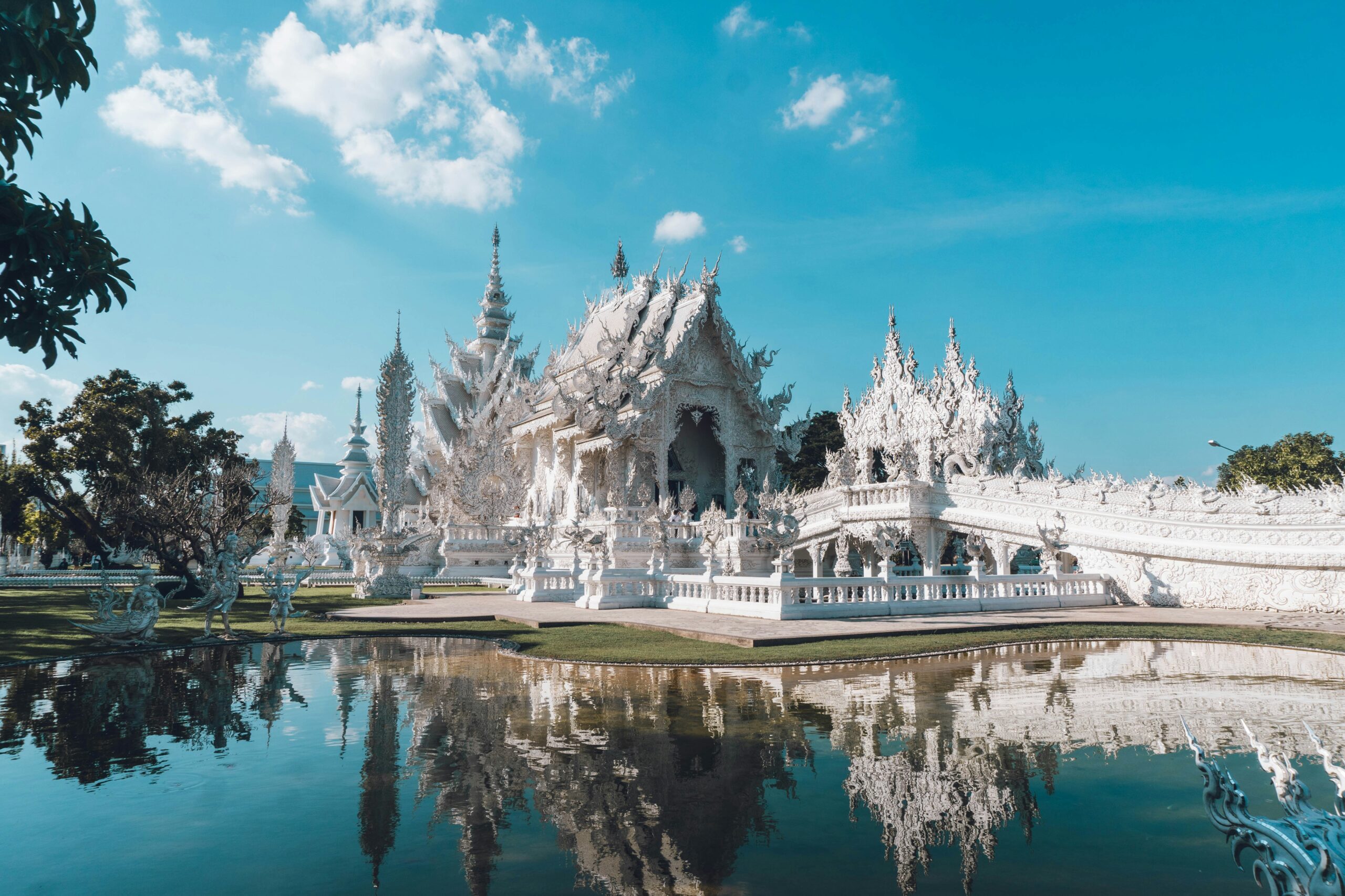 Temple Blanc de Chiang Rai (Wat Rong Khun), site emblématique à visiter lors d’une excursion depuis Chiang Mai
