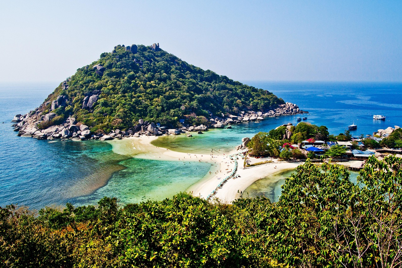 Île de Koh Tao vue du ciel avec eaux turquoise et plages de sable blanc, paradis du snorkeling en Thaïlande