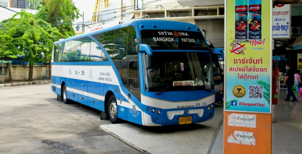 Bus longue distance en Thaïlande reliant Bangkok à Pattaya, moyen de transport économique et pratique pour voyager entre les villes