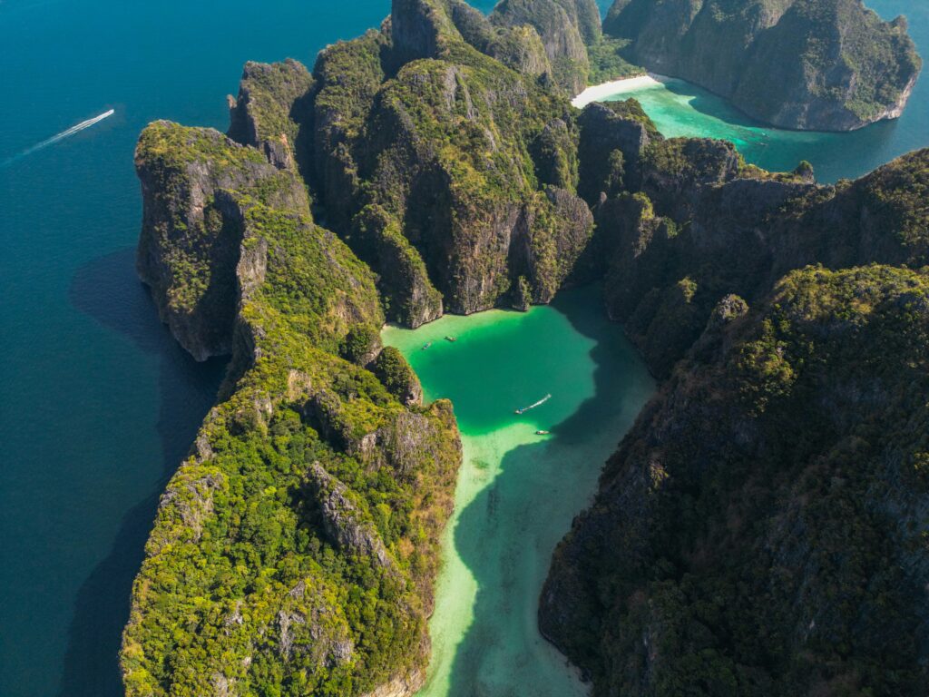 Lagon émeraude de Pileh et formation rocheuse emblématique de Maya Bay, à Koh Phi Phi