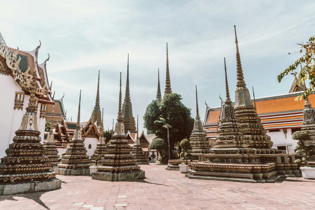 Stupas colorés et richement décorés du Wat Pho à Bangkok, symbole du patrimoine bouddhiste thaïlandais