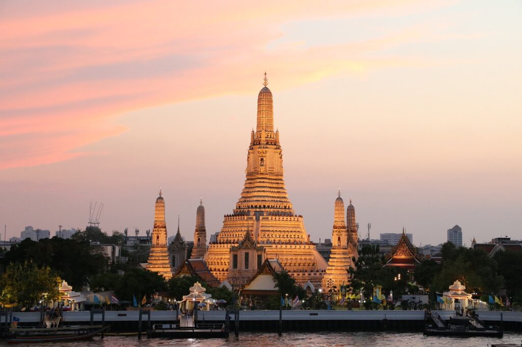 Wat Arun, le Temple de l’Aube, illuminé au coucher du soleil sur les rives de la Chao Phraya à Bangkok