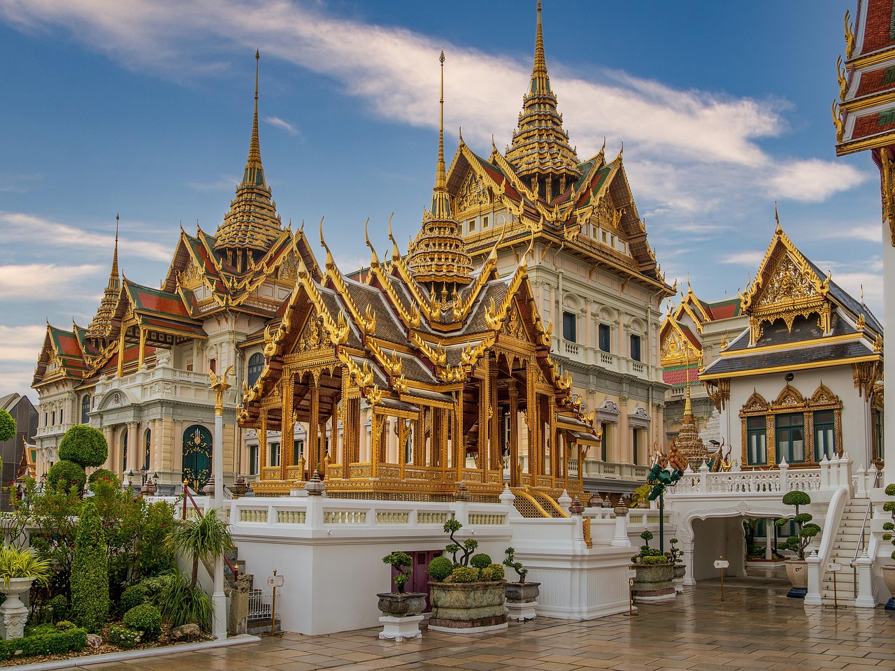 Vue du Grand Palais et du Wat Phra Kaew à Bangkok, symbole de la royauté thaïlandaise